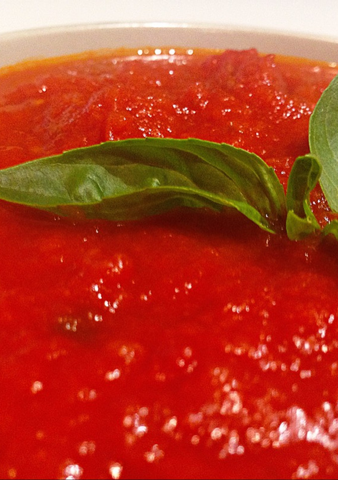 Una foto de Salsa de tomate con albahaca