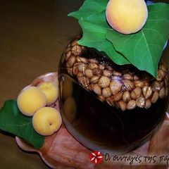 A picture of Apricot liqueur.