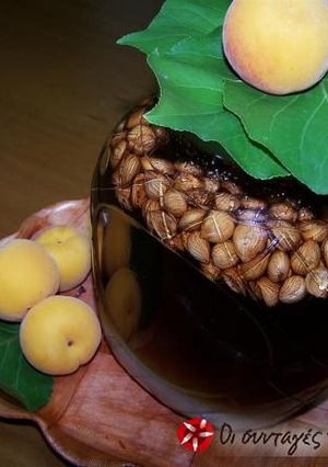 A picture of Apricot liqueur.