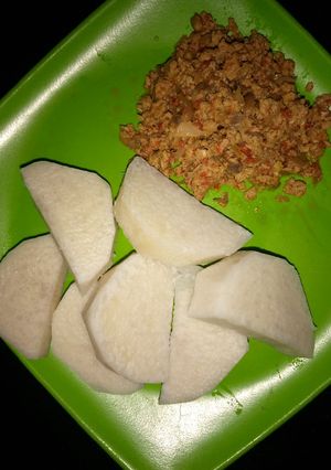 A picture of White yam and scramble egg.