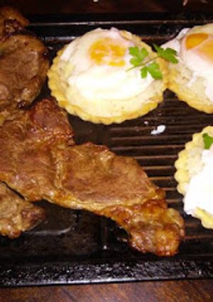 Una foto de Costillas de cerdo con tarteletas de arroz y huevo poché