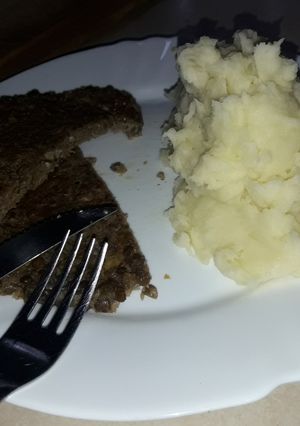 Una foto de Hamburguecita con lenteja acompañado de puré de papas
