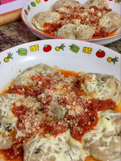 Una foto de Pierogi, perogi, perogy, piroghi, o pyrohy
