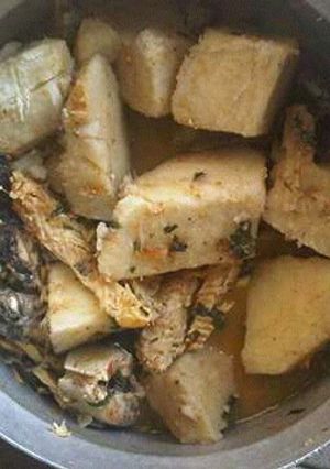 A picture of Ji miri oku (yam pepper soup).