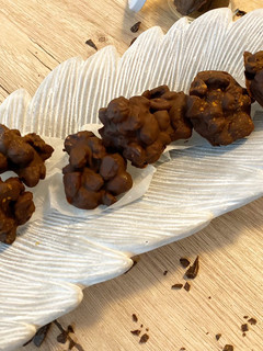 Una foto de 🍫🥜 Bombones de chocolate con frutos secos y pasas🍫🥜