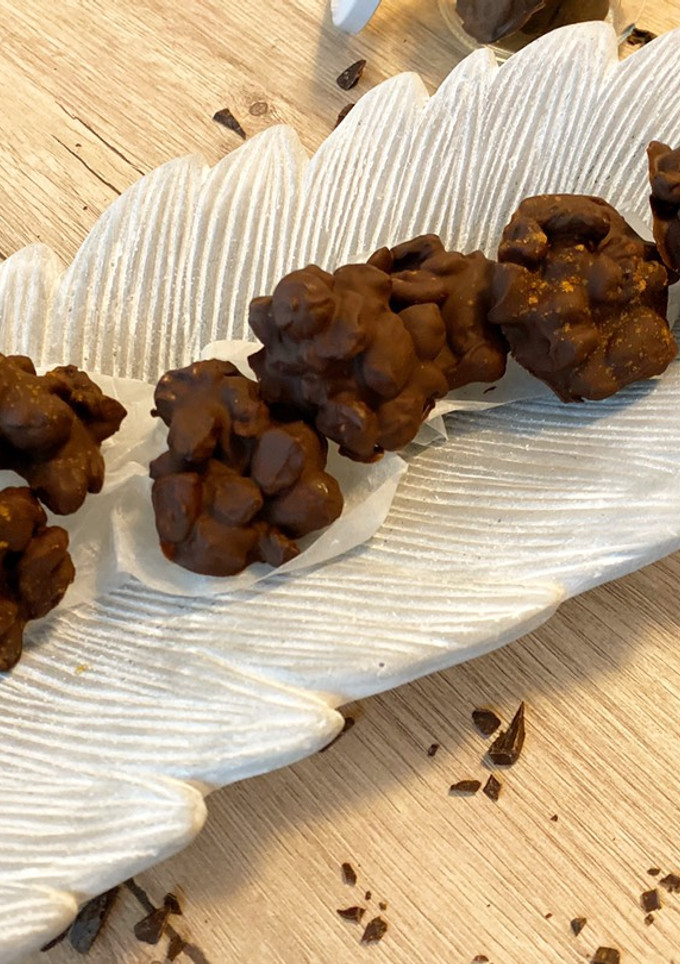 Una foto de 🍫🥜 Bombones de chocolate con frutos secos y pasas🍫🥜