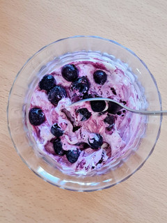 Una foto de Yogur estilo griego con arándanos y maqui berry 🫐🍶🫐 Última receta del año y low carb 🥂