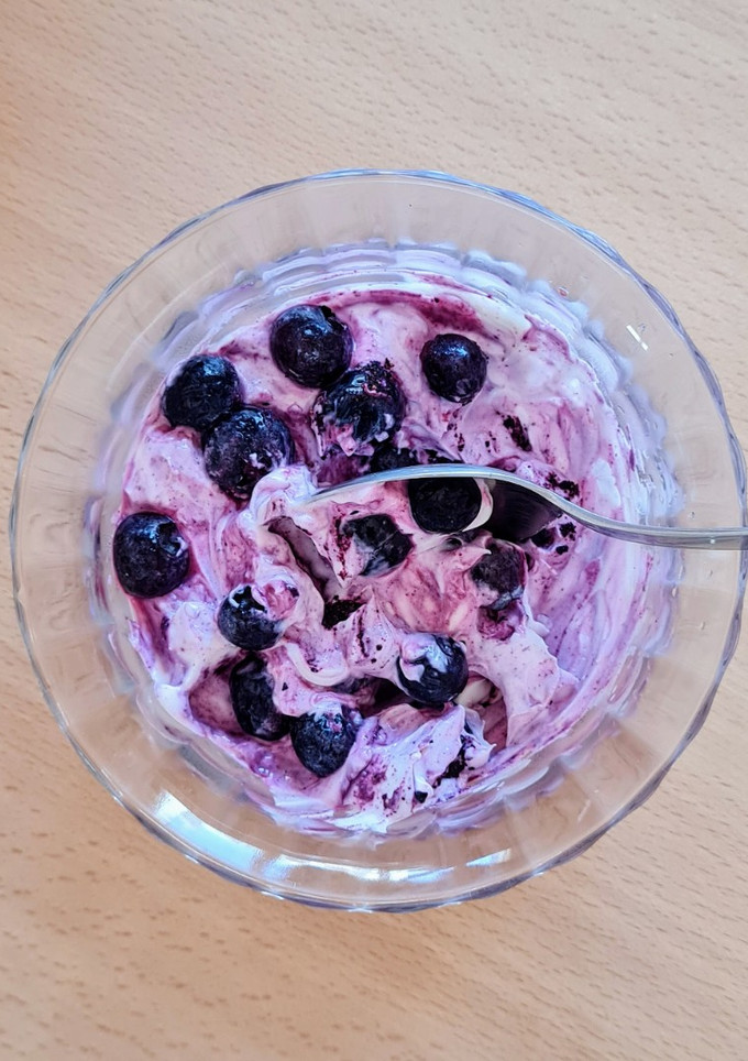 Una foto de Yogur estilo griego con arándanos y maqui berry 🫐🍶🫐 Última receta del año y low carb 🥂