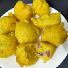 A picture of Assorted bhajiyas.
