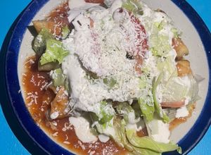 Una foto de Flautas en salsa de chipotle