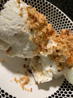 Una foto de Helado cheesecake al toque de melocotón🍦🍦🍑🍑