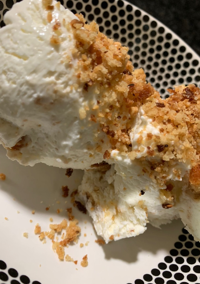 Una foto de Helado cheesecake al toque de melocotón🍦🍦🍑🍑