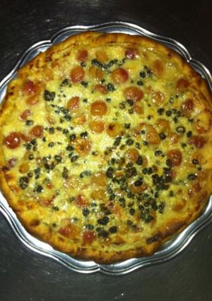 Une photo de Tarte aux cerises jaunes et raisins secs