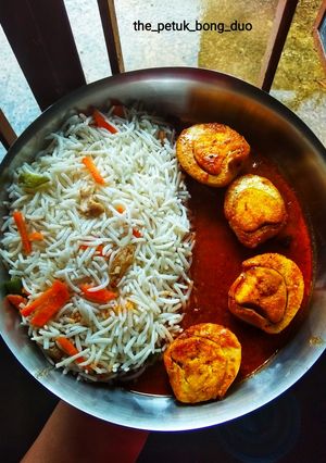 A picture of Bengali stylised Fried Rice and Egg Curry.
