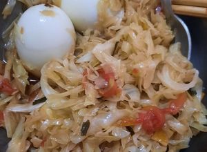 Hình của món Keto bắp cải xào nước tương tỏi ớt Chinsu + trứng luộc.