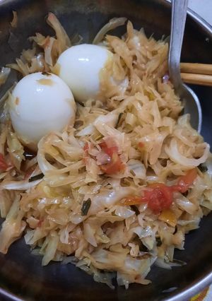 Hình của món Keto bắp cải xào nước tương tỏi ớt Chinsu + trứng luộc.