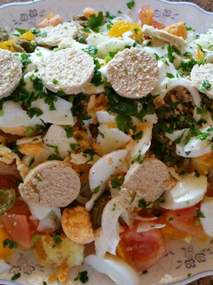 Una foto de Ensaladilla malagueña con bacalao, naranja y huevas de merluza