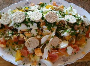 Foto principal de Ensaladilla malagueña con bacalao, naranja y huevas de merluza