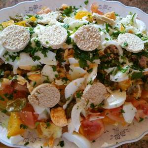 Ensaladilla malagueña con bacalao, naranja y huevas de merluza