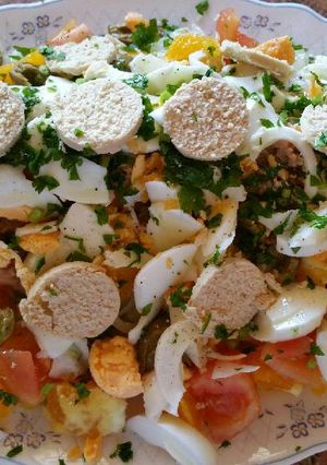 Una foto de Ensaladilla malagueña con bacalao, naranja y huevas de merluza