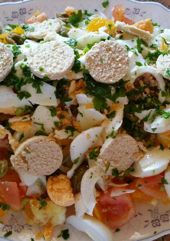 Una foto de Ensaladilla malagueña con bacalao, naranja y huevas de merluza