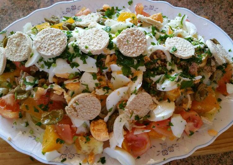 Ensaladilla malagueña con bacalao, naranja y huevas de merluza
