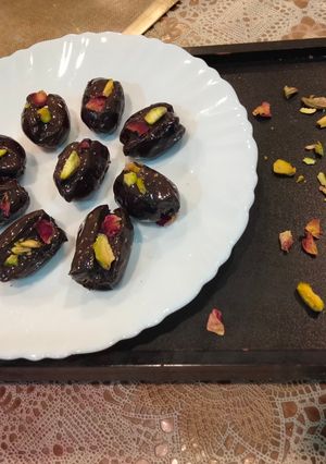 A picture of Kunafa filled dates.