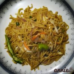 A picture of Veg hakka noodles.