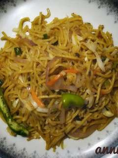 A picture of Veg hakka noodles.