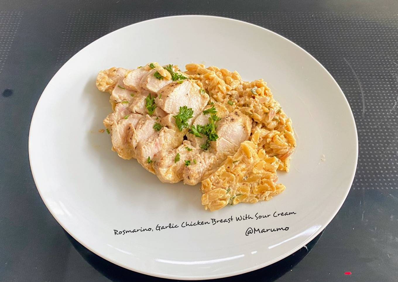 Rosmarino, Garlic Chicken Breast With Sour Cream