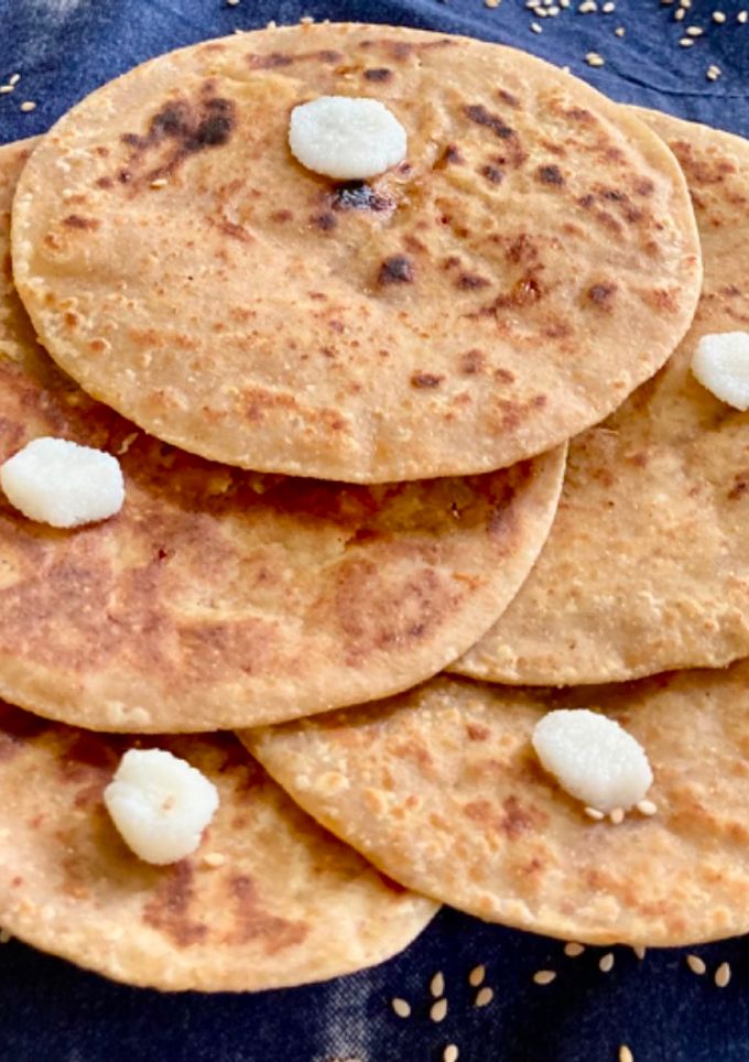तिळगुळ पोळी (Tilgul Poli Recipe In Marathi) रेसिपी चे मुख्य फोटो 