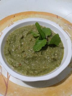 कच्चे आम और पुदीने की चटनी(kachche aam aur pudine ki chutney recipe in Hindi) रेसिपी मुख्य फोटो