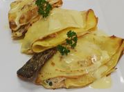 Una foto de crepe de salmon