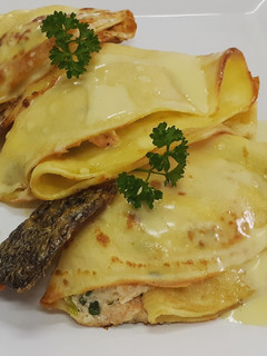 Una foto de Crepes de salmón y salsa de jengibre😍