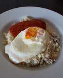 Falso arroz de coliflor con setas, tomate y huevo a la plancha