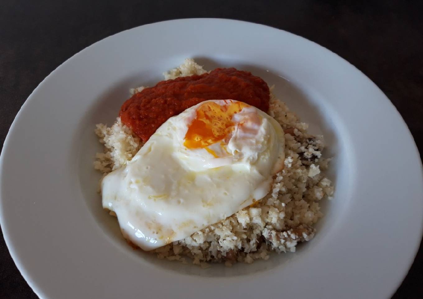 Falso arroz de coliflor con setas, tomate y huevo a la plancha