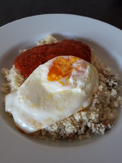 Una foto de Falso arroz de coliflor con setas, tomate y huevo a la plancha