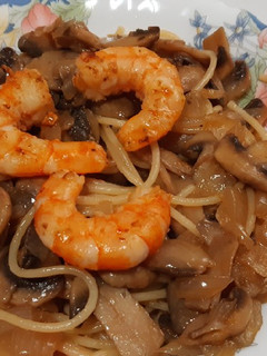 Una foto de Espaguetis con champiñones y langostinos