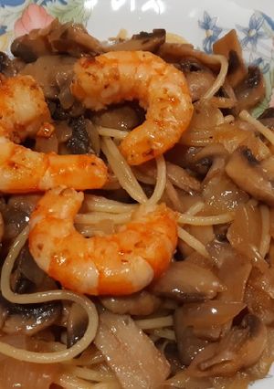 Una foto de Espaguetis con champiñones y langostinos