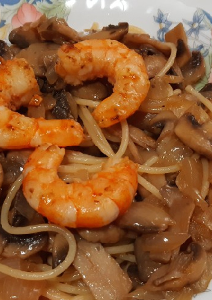 Una foto de Espaguetis con champiñones y langostinos