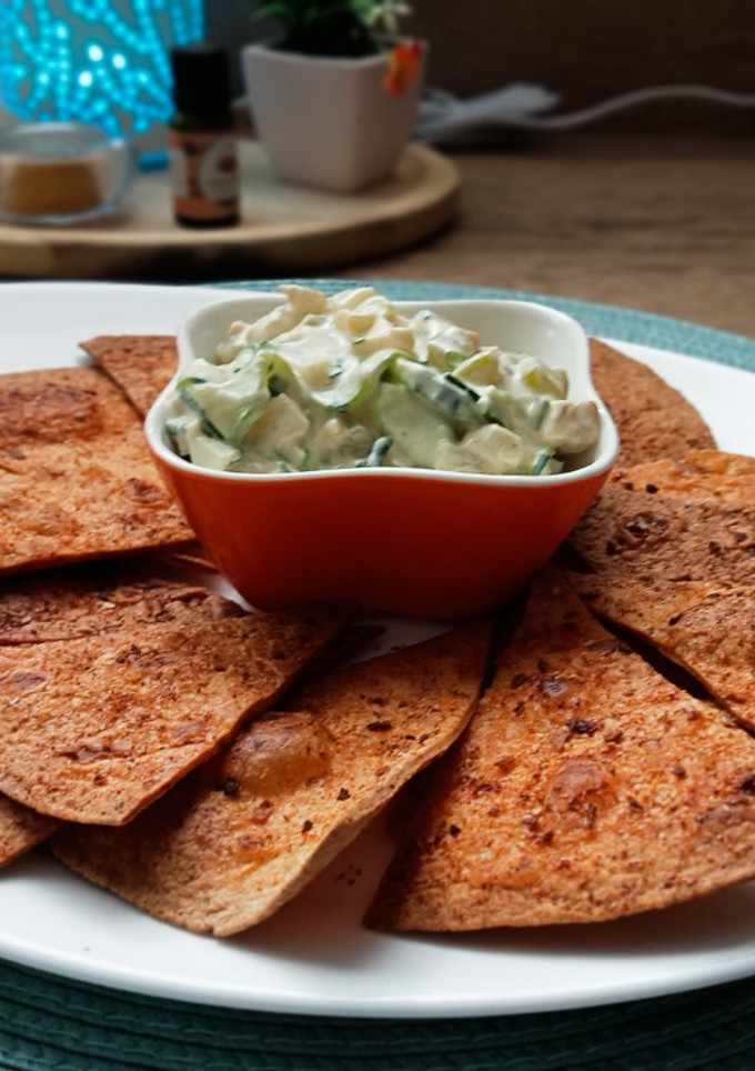 Una foto de Ensalada de pepino y calabacín + salsa de yogur + nachos