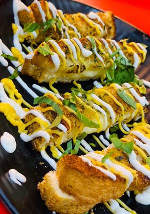 A picture of Chessey garlic bread with garlic sous and cheddar cheese 🧀.