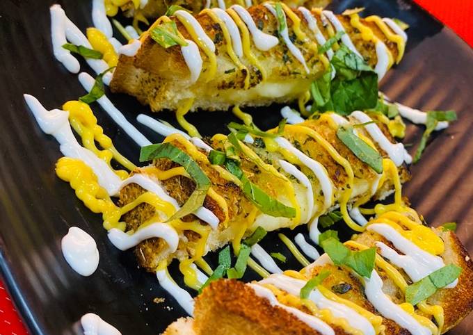 Simple Way to Make Homemade Chessey garlic bread with garlic sous and cheddar cheese 🧀