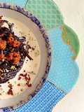 Noodles di riso nero integrale con polvere di bacon su crema di burrata