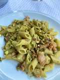 Pasta con pesto, pistacchi e salmone
