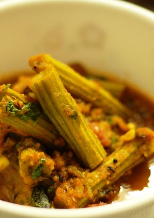 A picture of Drumstick Masala -Groove in some gravy.