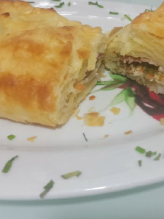 Una foto de Hojaldre sin gluten de pollo, bacon...🥬🍅,🧀
