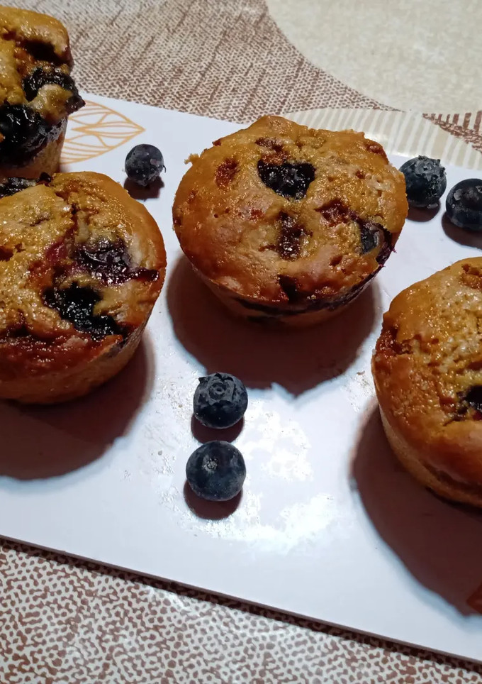 Una foto de Muffins de mascabo y arándanos