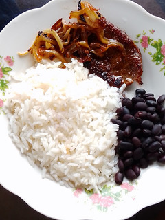 Una foto de Bistec de res encebollado (suave por dentro)