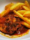 Pollo Frito en Salsa de Tomate & Papas Fritas
